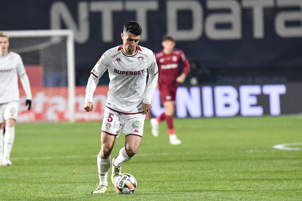 Un titular al Rapidului a ramas in Dubai Motivul pentru care a fost lasat in aeroport