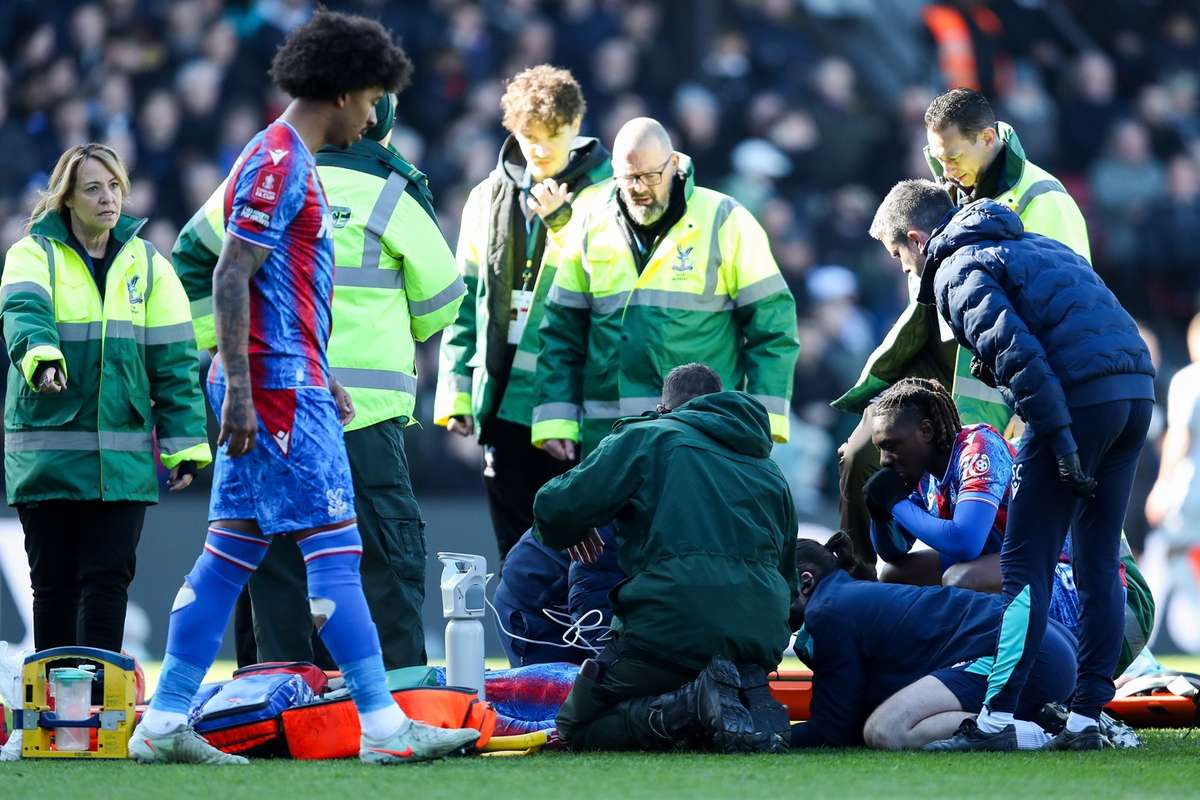 Facut KO Jucatorul Crystal Palace a iesit pe targa