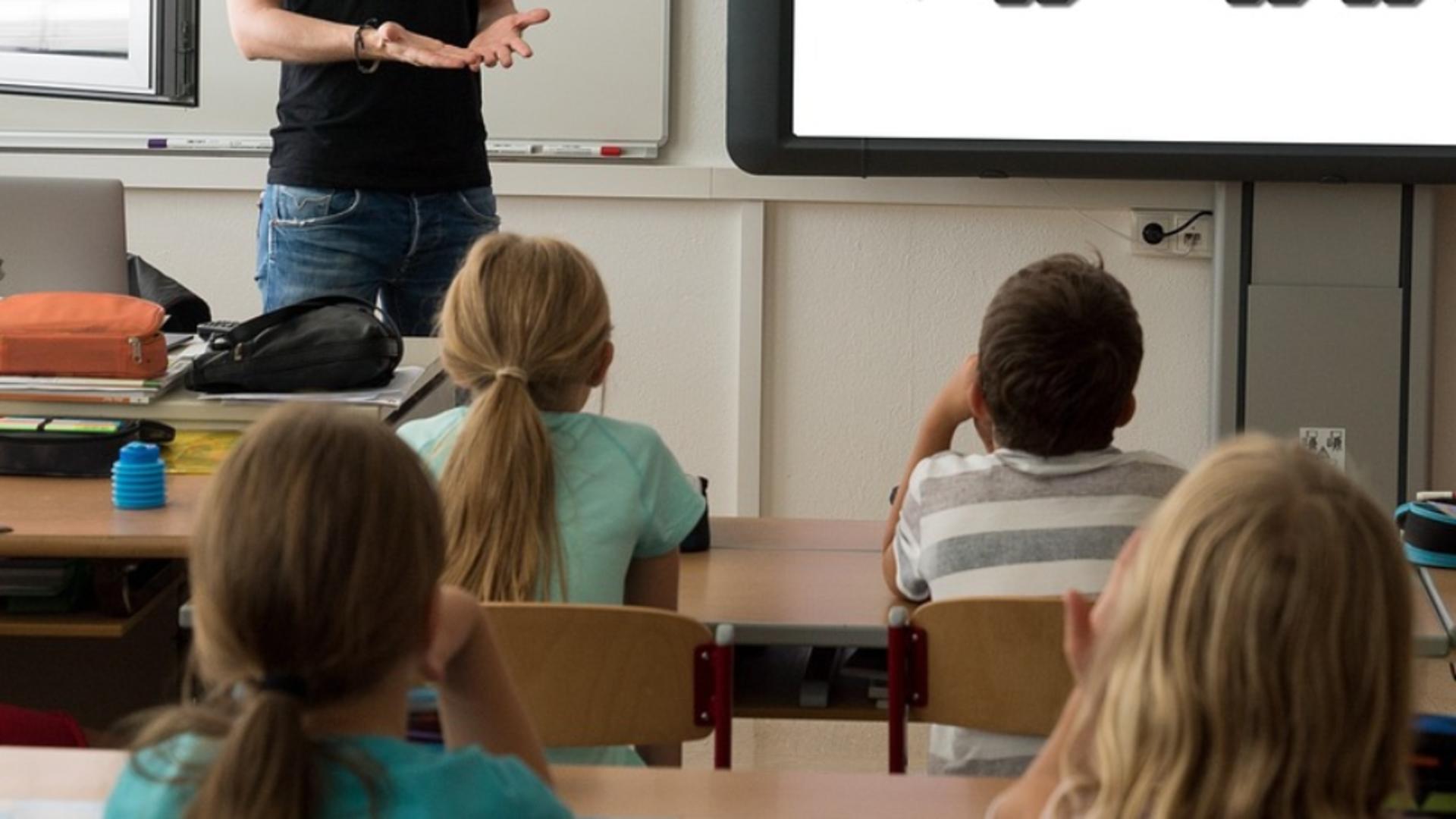 Planurile Ministerului Educatiei pentru cursurile in trei schimburi anuntul ministrului Daniel David