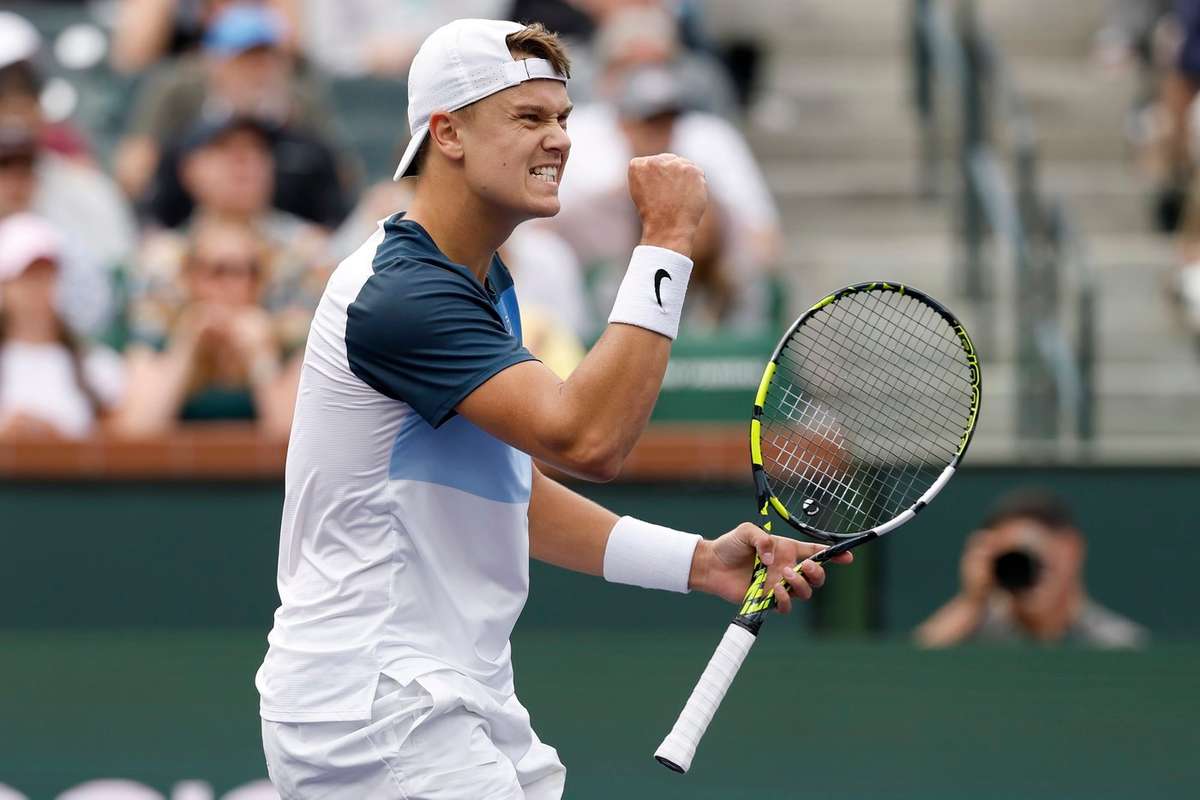 Rune l a invins pe Tsitsipas in doua seturi