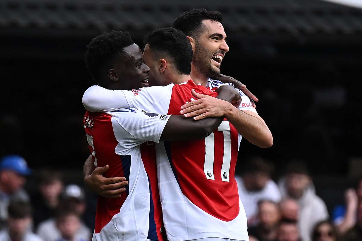 Arsenal invinge Ipswich si amana titlul lui Liverpool