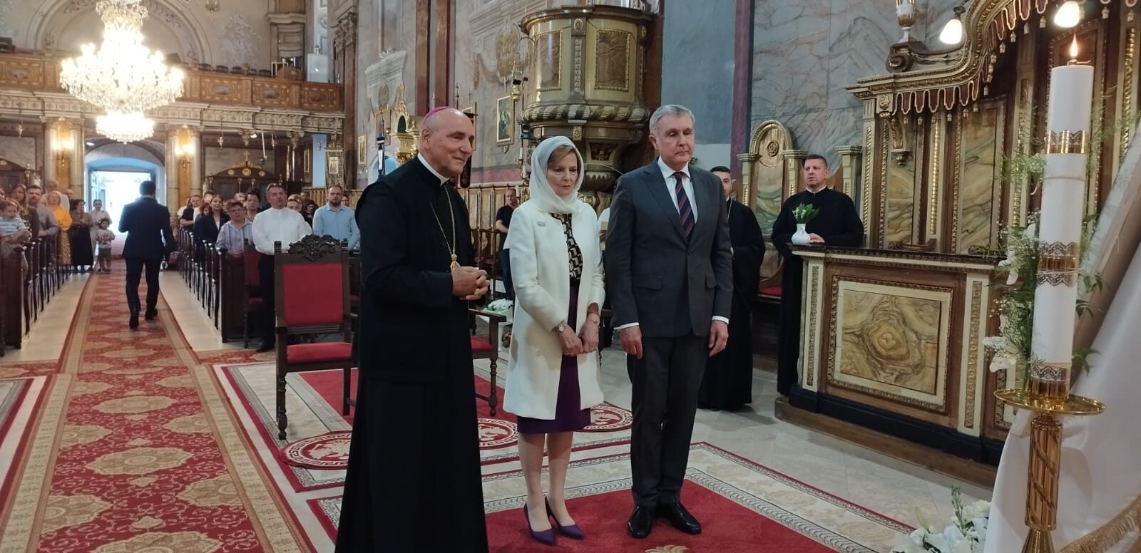 Familia Regala la omagiat pe Papa Francisc la Catedrala Greco Catolica din Oradea