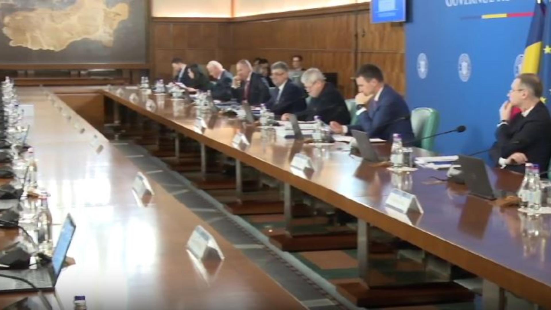 Guvernul majoreaza taxele pe venit leul se depreciaza