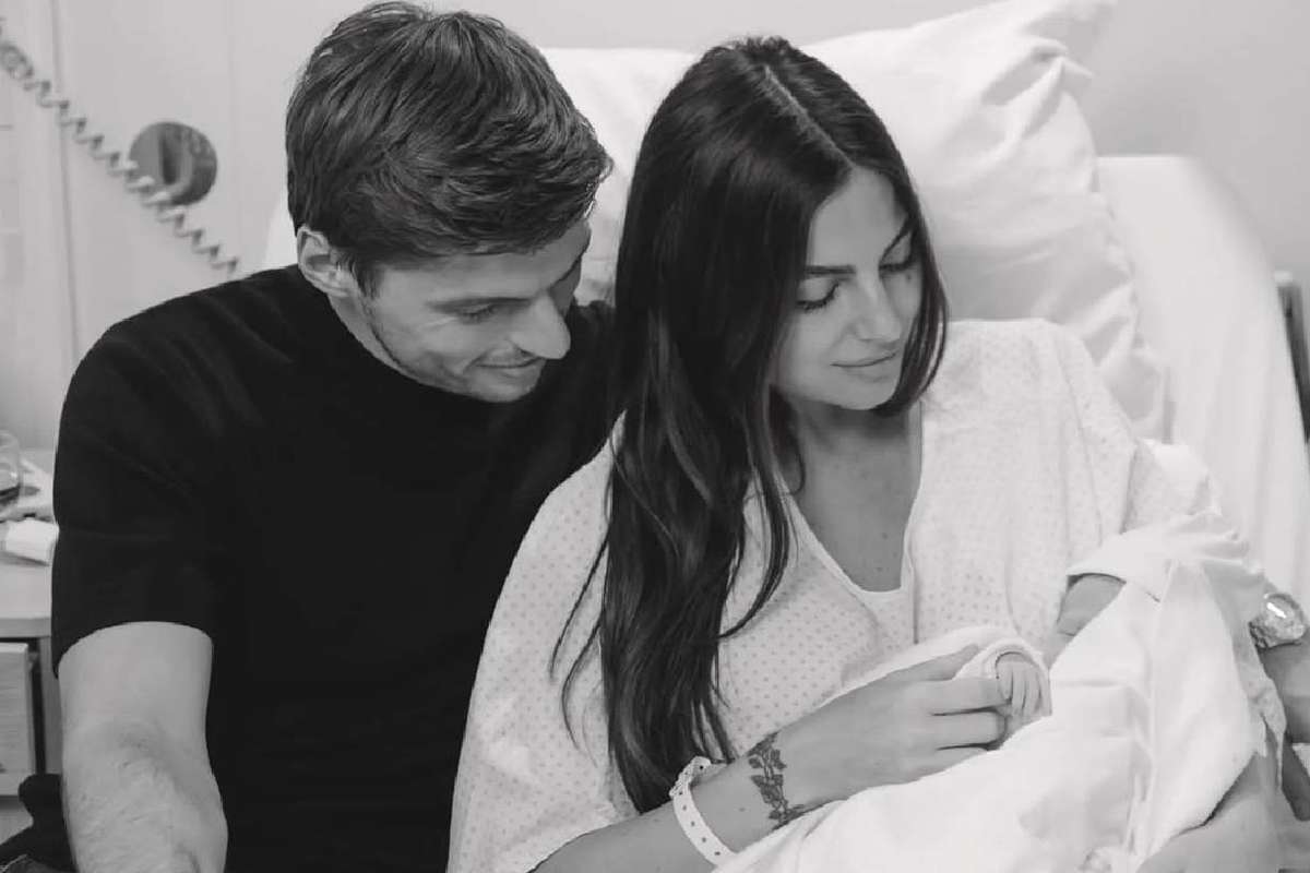 Bun venit pe lume Te iubim mult Max Verstappen tata de fetita