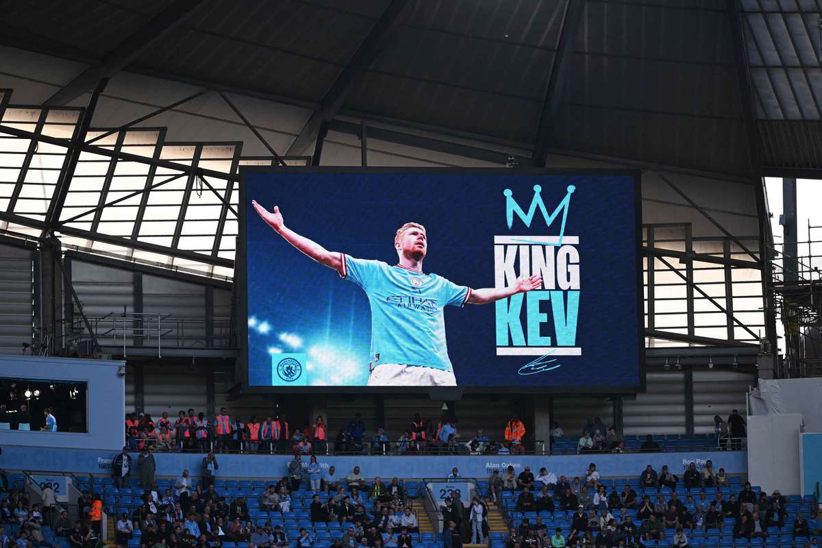 Manchester City ii omagiu lui De Bruyne in academie