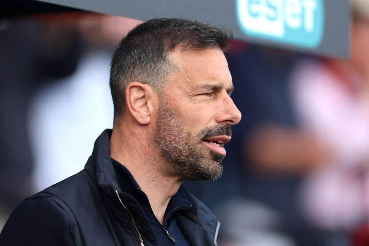 Capat de drum Van Nistelrooy pleaca de la Leicester