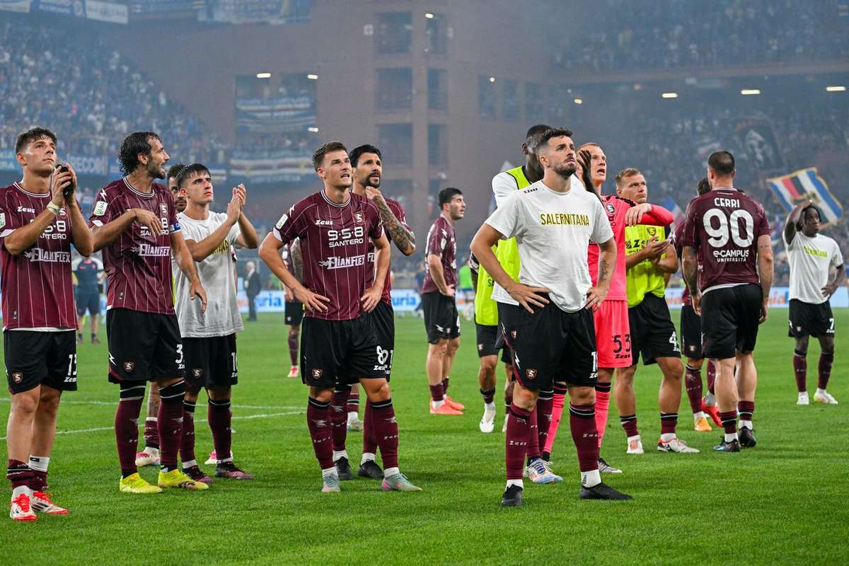 Opt jucatori de la Salernitana internati cu toxiinfectie alimentara
