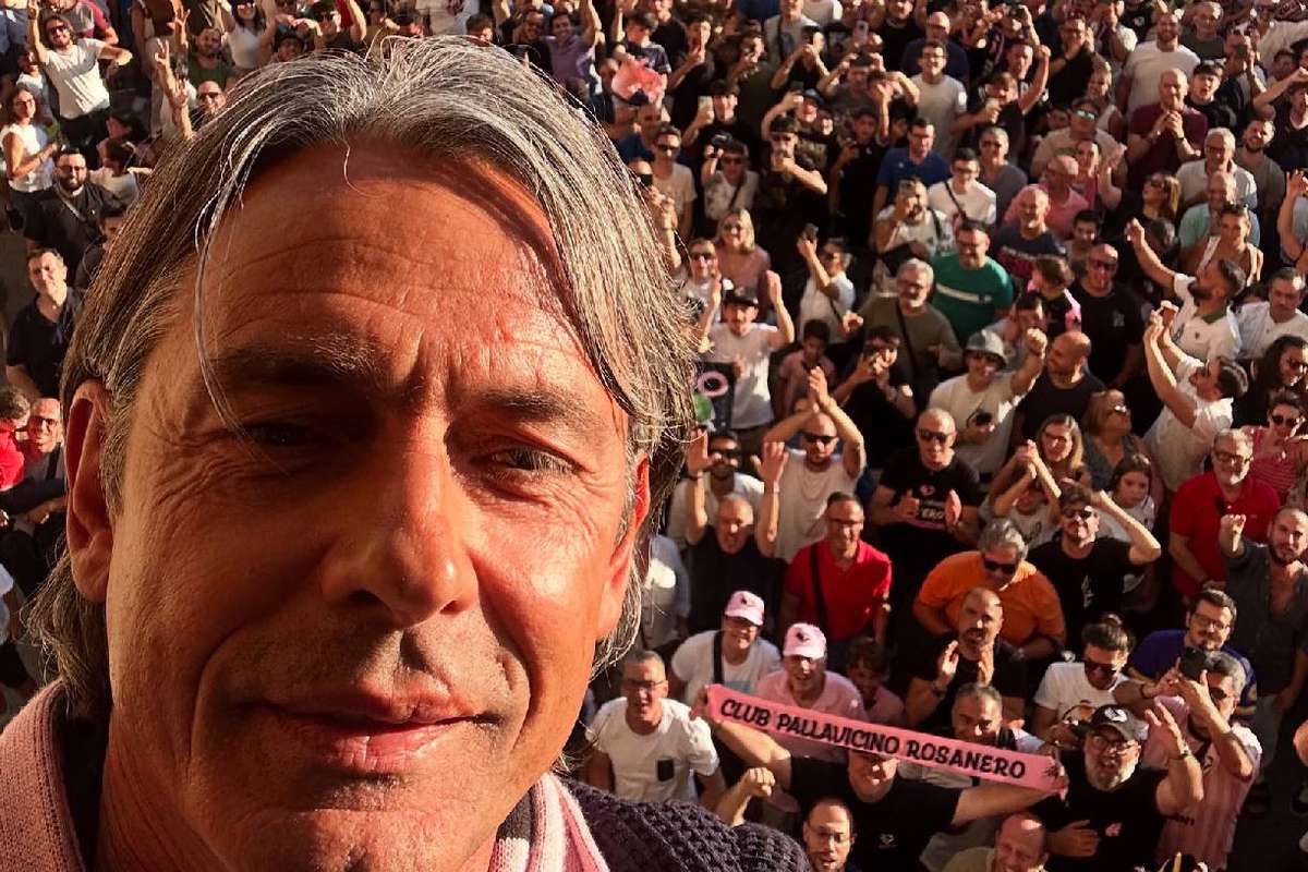VIDEO Filippo Inzaghi aclamat de sute la prezentare
