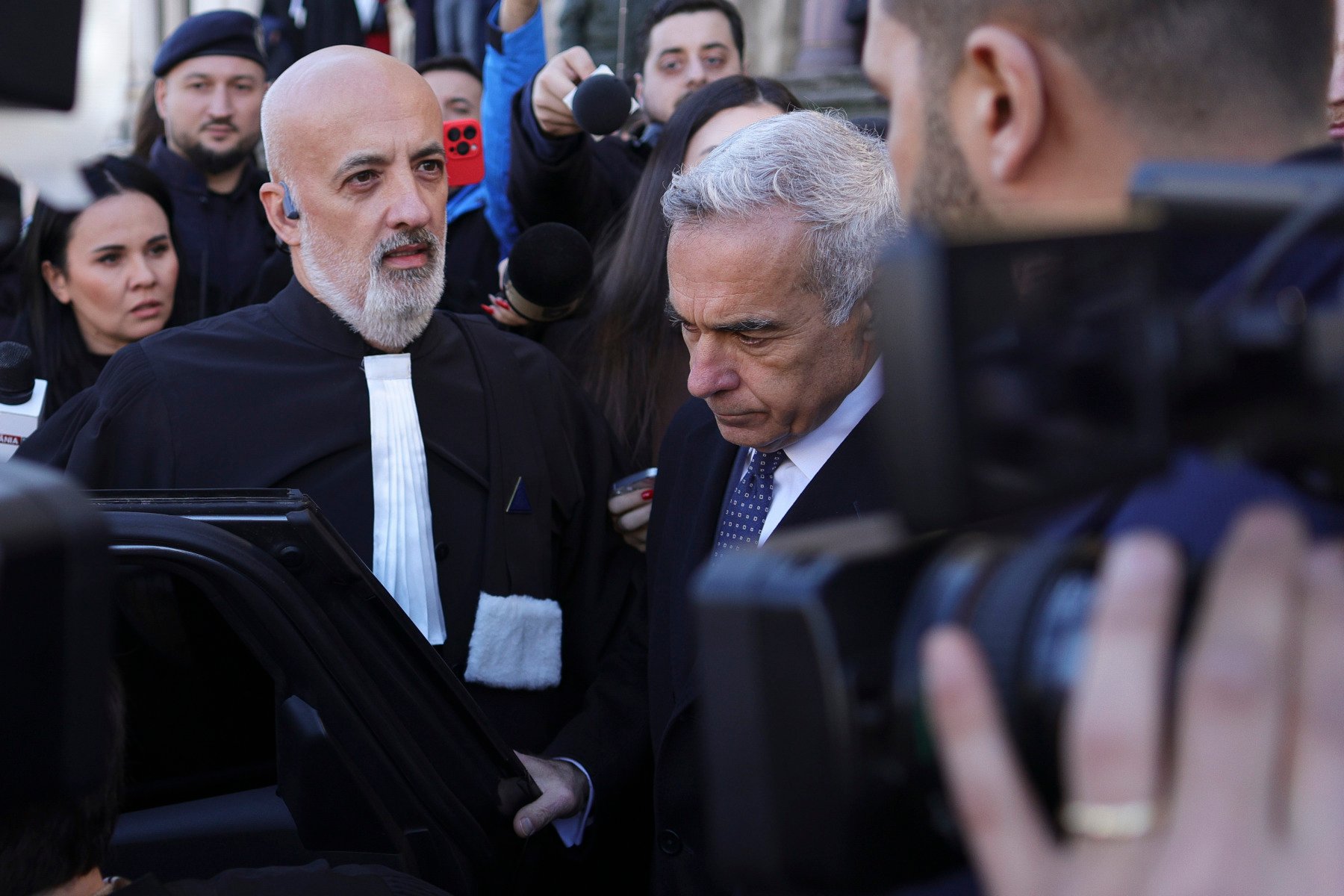 Fostul avocat al lui Calin Georgescu retinut pentru racolare de minori
