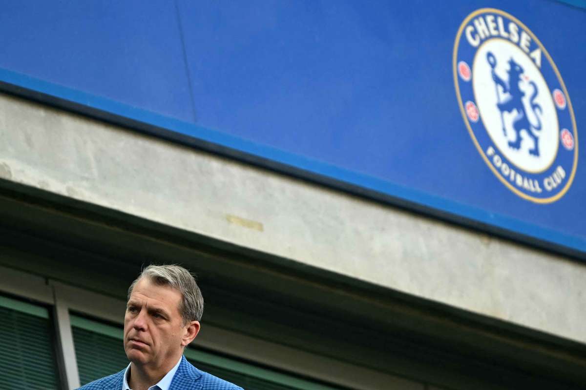 UEFA aplica amenzi severe cluburilor europene Chelsea si Barcelona pe lista neagra