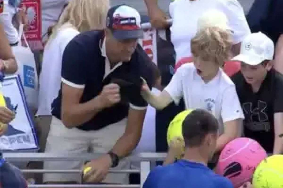 CEO ul polonez ce a luat suvenirul unui copil ameninta cu judecata