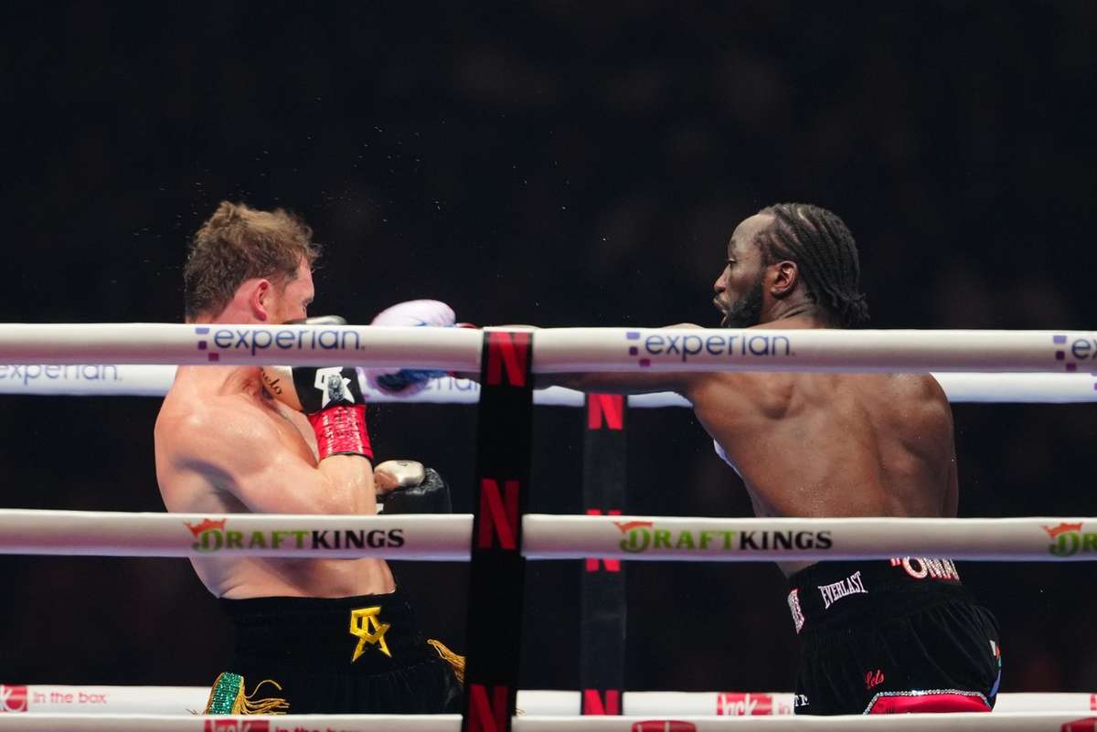 Crawford l a invins pe Alvarez si e campion la a treia categorie