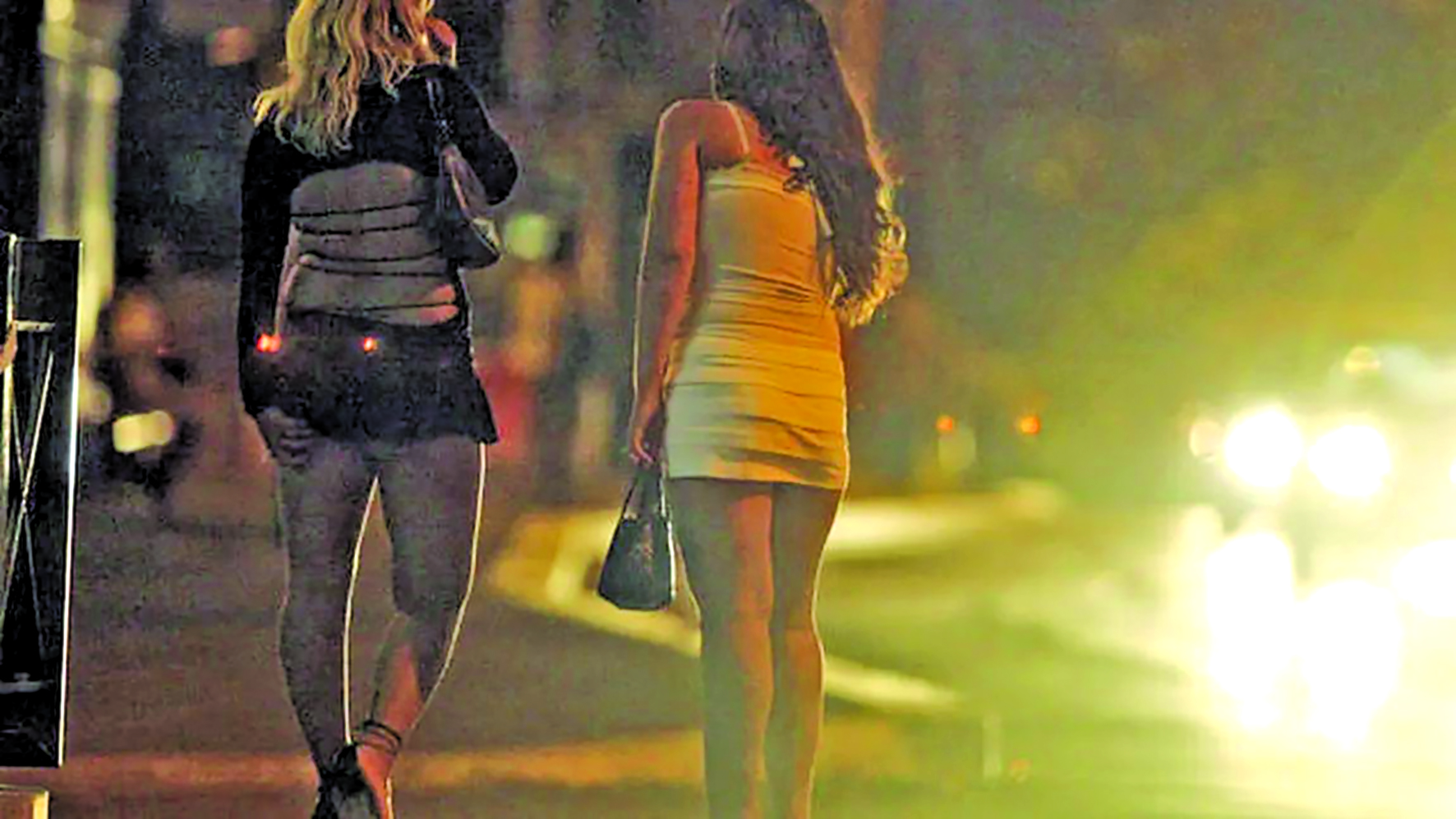 Doua tinere au fost fortate sa satisfaca un