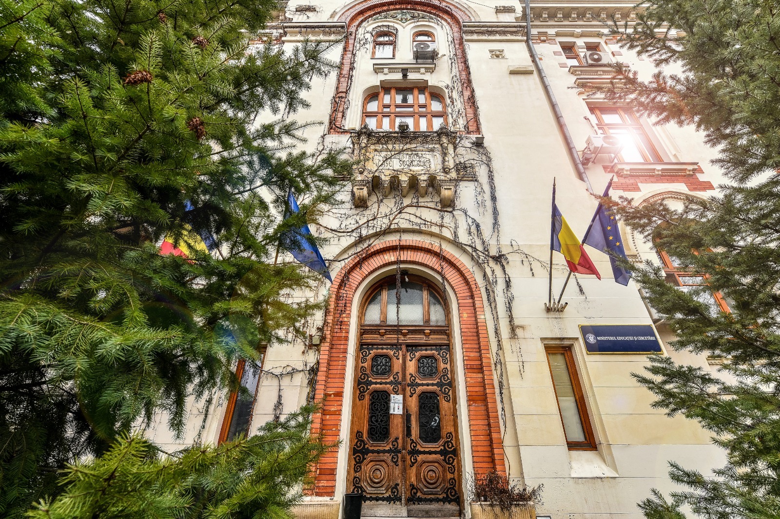 MEC Nu vor exista probleme cu salariile si bursele