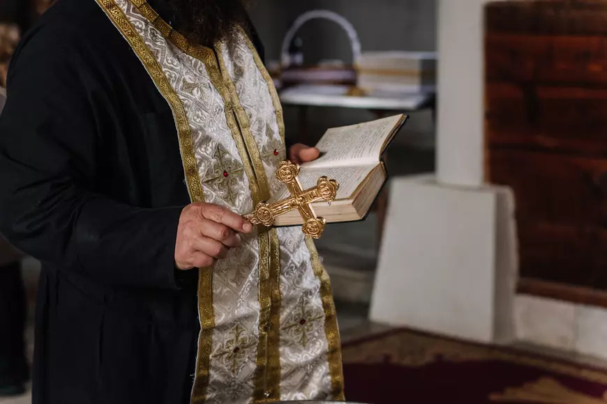 Preot si profesor anchetat pentru coruptie