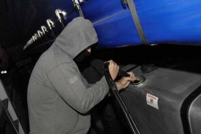 Hot dus de sotie sa fure motorina din camioane