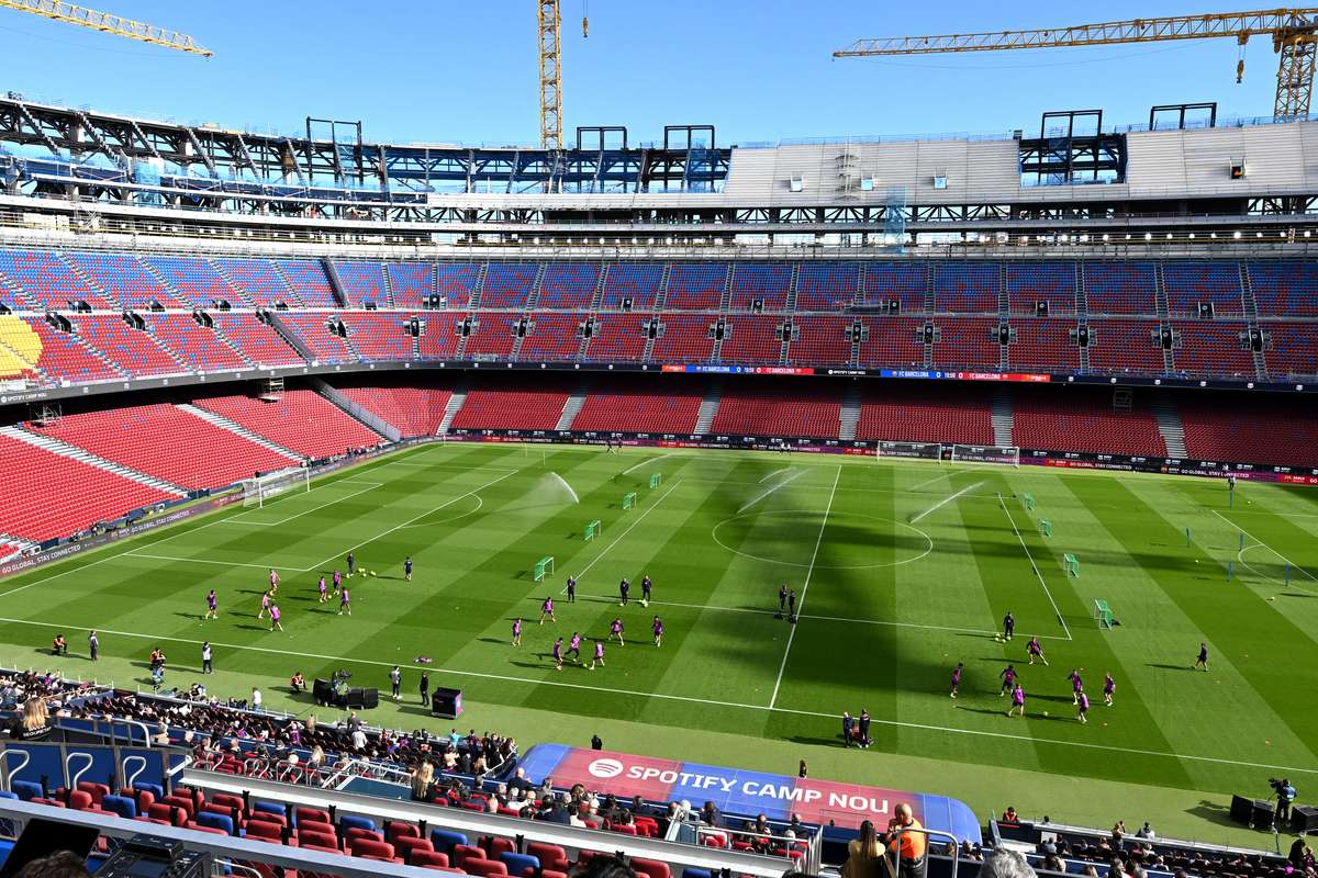 Imagini exclusive Barca s a antrenat din nou pe Camp Nou dupa doi ani