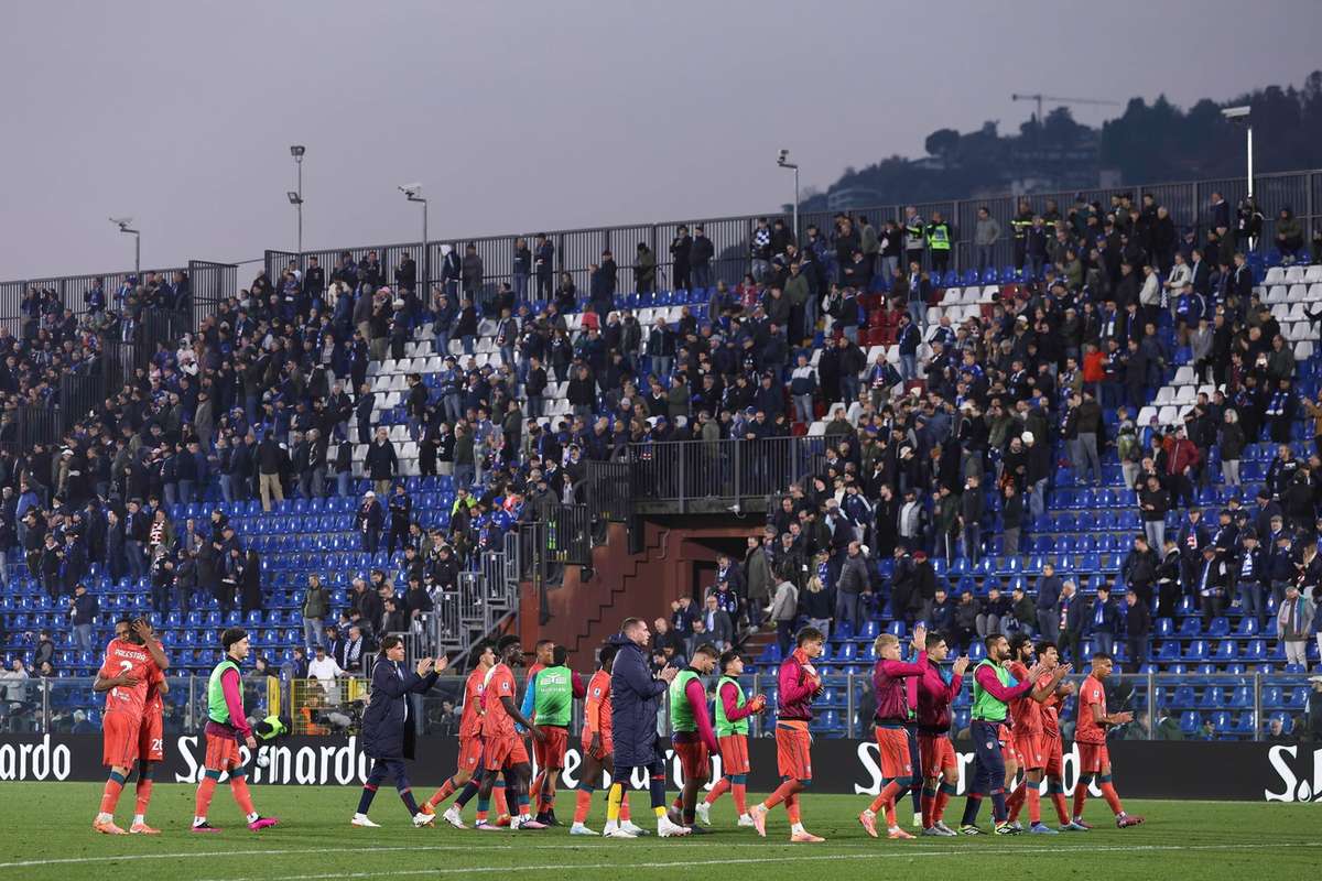 Nebunie generala Arbitrul a dat 17 cartonase rosii