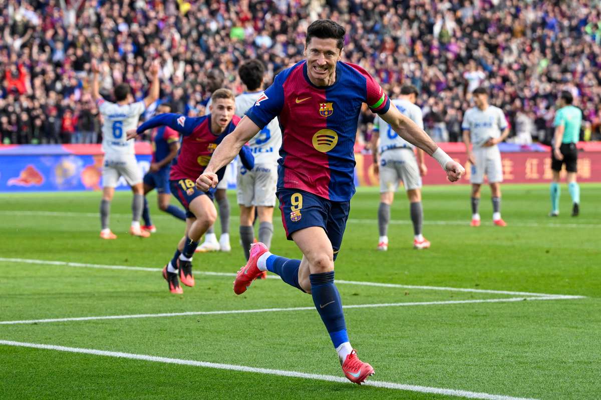 Robert Lewandowski cosmarul Alaves poate salva Barcelona