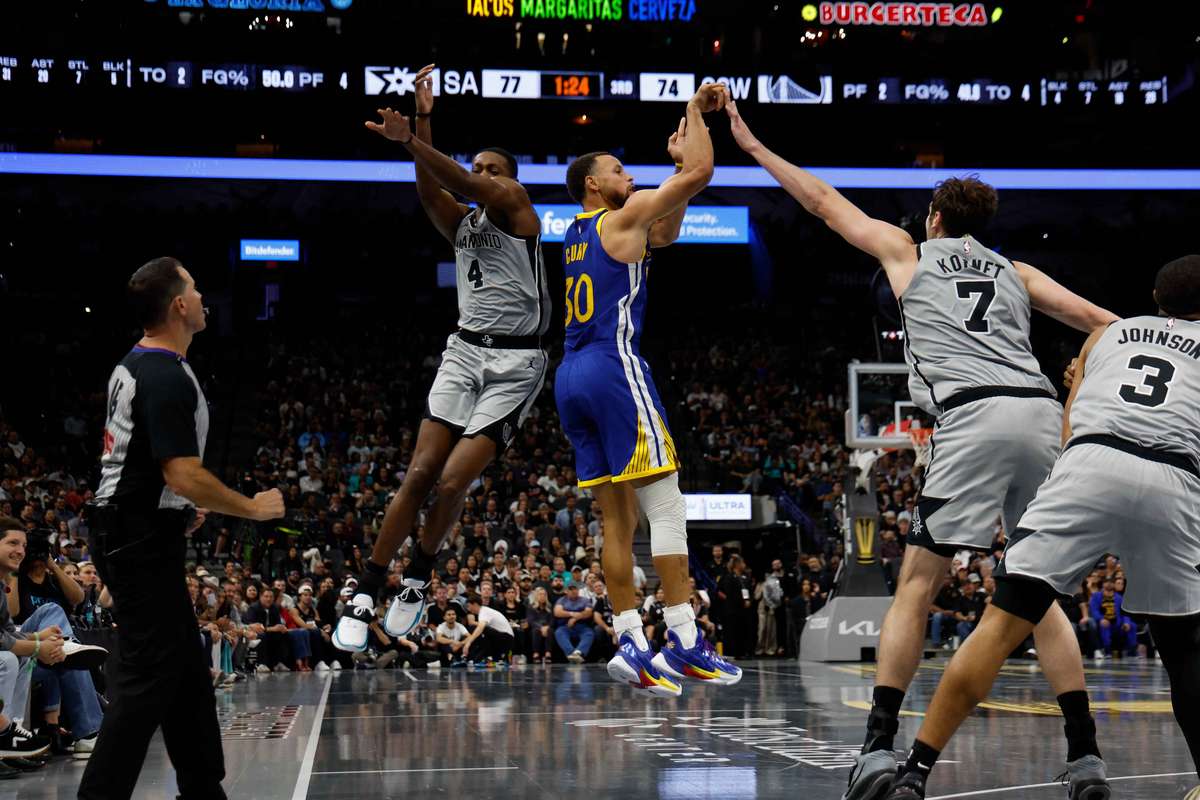 Stephen Curry egaleaza un record al lui Michael Jordan