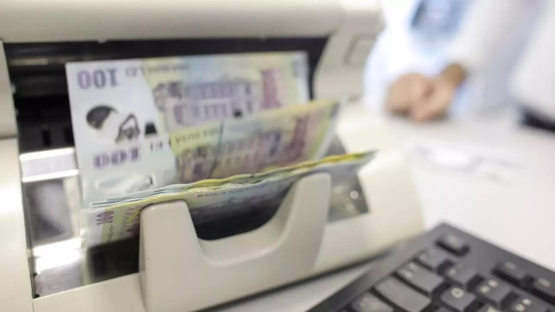 Avertisment BNR Oamenii platesc datoriile firmele acumuleaza credite neperformante