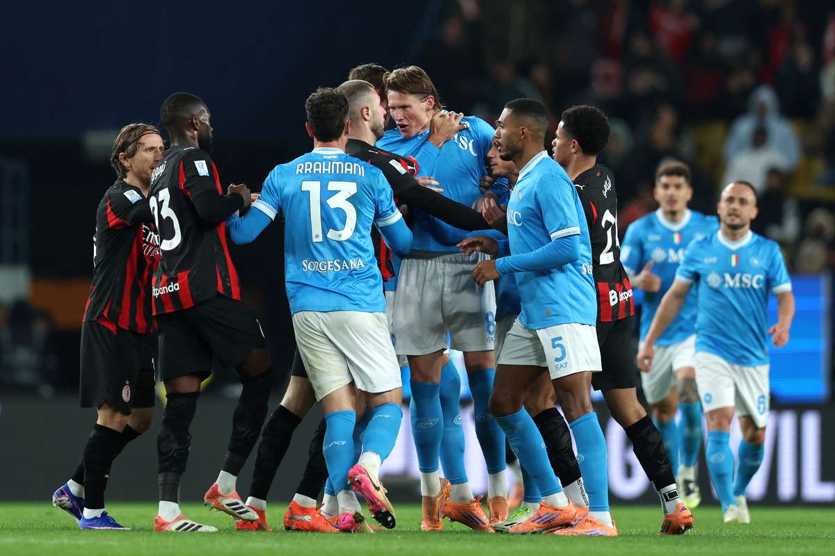 Napoli invinge AC Milan si ajunge in finala Supercupei Italiei