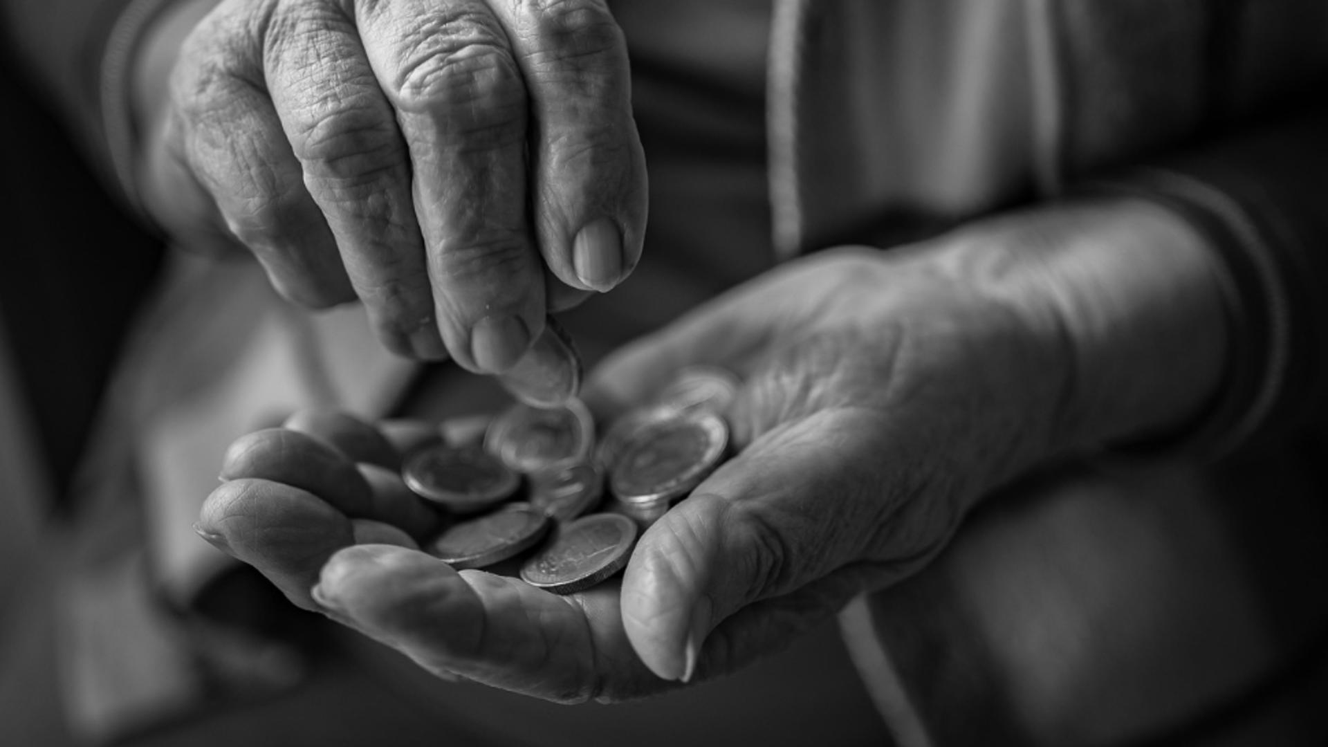 Cati bani au pierdut romanii la pensie din cauza lui Bolojan