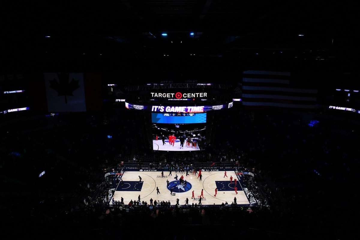 Meci NBA amanat dupa ce o persoana a fost impuscat de agentii ICE in Minneapolis