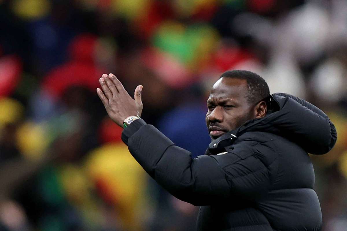 Selecionerul a fost huiduit i obligat s prseasc conferina de pres dup victoria Senegalului