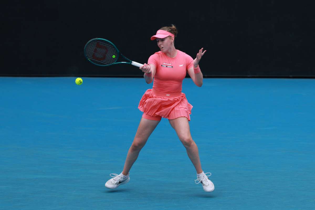 Jucatoarele de tenis au fost nevoite sa paraseasca terenul dupa ce un roi de albine a invadat arena