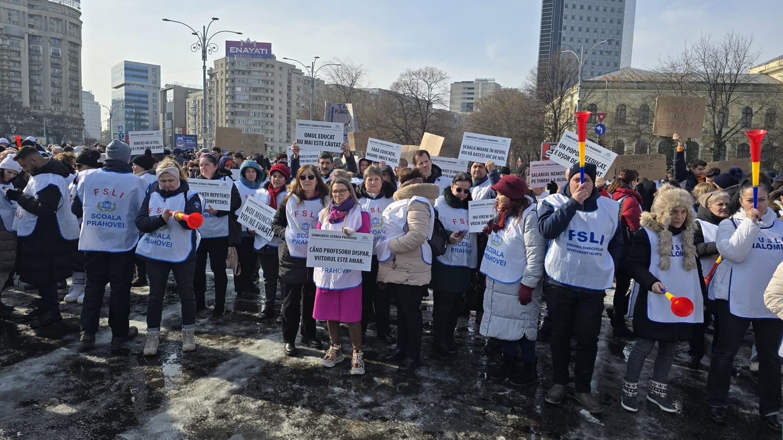 Profesorii din Bihor au protestat la Bucuresti ameninta cu greva generala in timpul simularilor