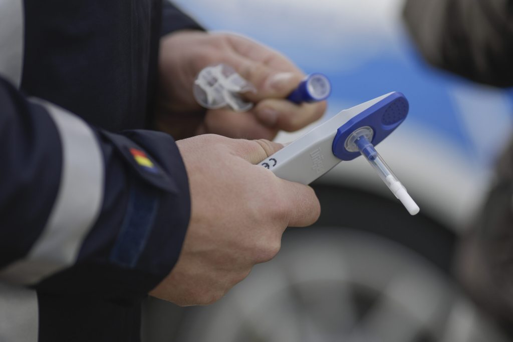 Tanar de 23 de ani prins conducand sub influenta drogurilor si retinut de politie in Salonta