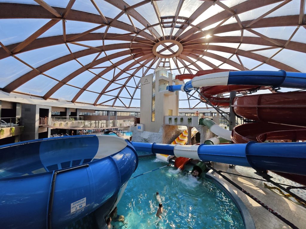 aproape 250000 de vizitatori la aquaparkul nymphaea in 2025 andrica un an bun desi numarul a scat cu 10