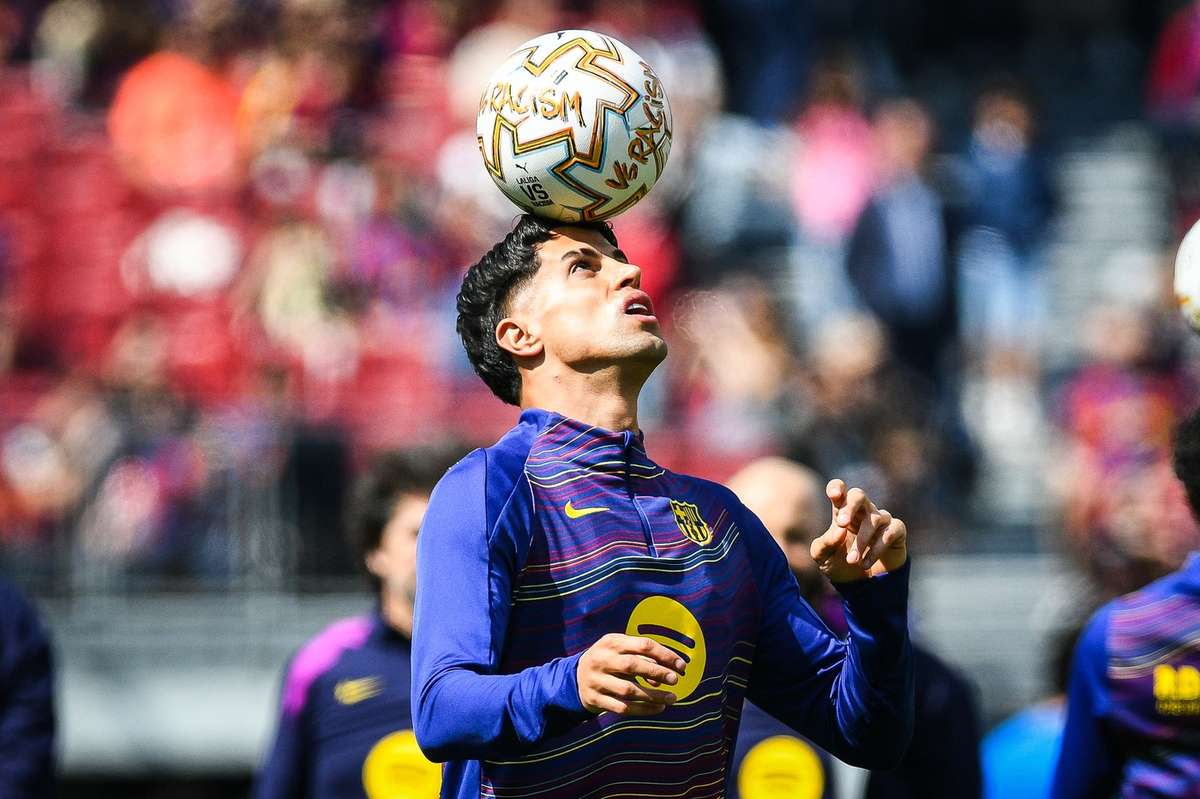 Barcelona a decis Joao Cancelo va fi transferat definitiv