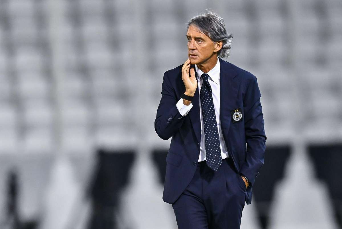 Dificultăți pentru Roberto Mancini. Antrenorul echipei Al-Sadd nu se poate întoarce în Qatar din cauza conflictului din Orientul Mijlociu. 4 Dificultati pentru Roberto Mancini Antrenorul echiptei Al Sadd nu se poate intoarce in Qatar din cauza conflictului din Orientul Mijlociu