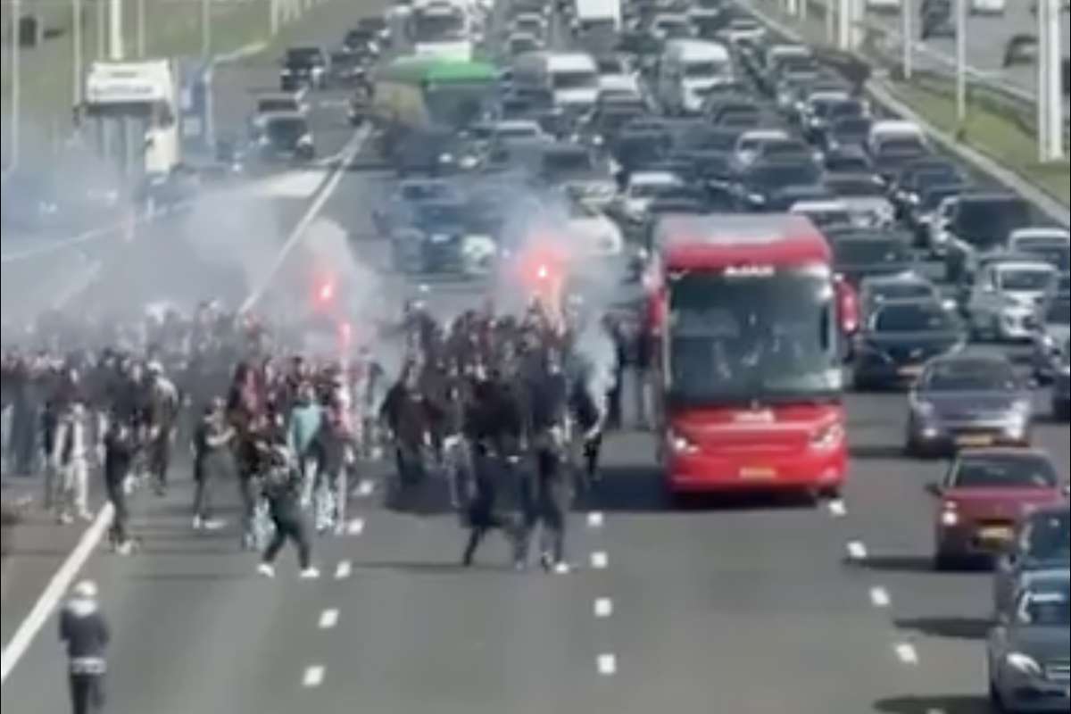 Haos in Olanda Fanii lui Ajax au patronus pe autostrada si au blocat circulatia rutiera