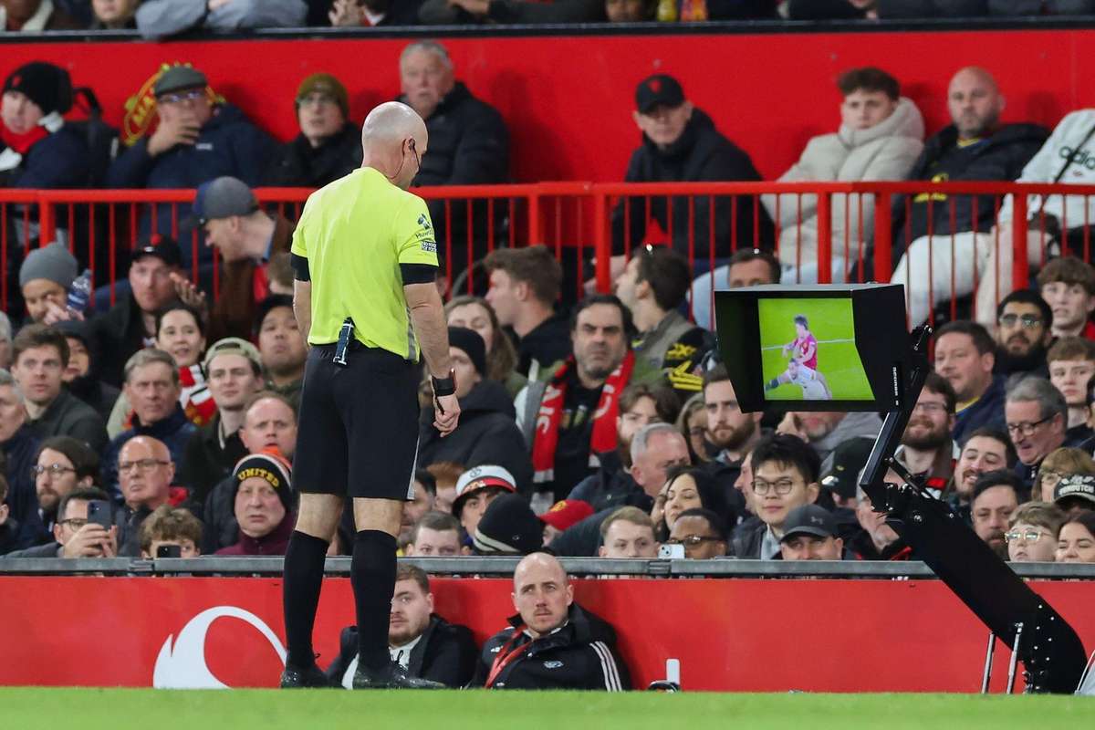 Arbitrii din Premier League isi schimba decizia in 95 dintre cazuri dupa interventia VAR