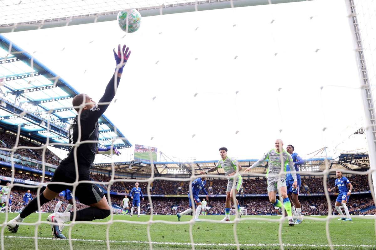 Manchester City o infrunta pe Chelsea si se apropie de liderul Arsenal