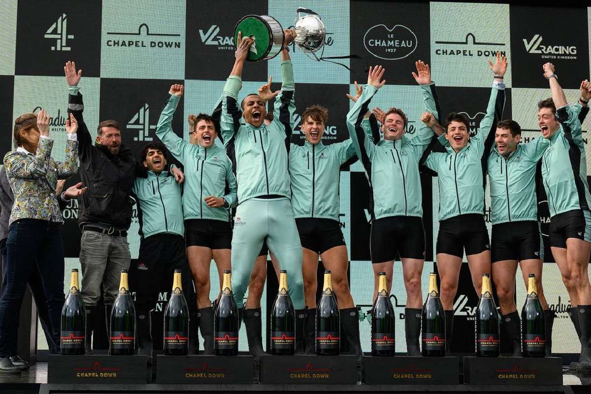 Universitatea Cambridge invinge in duelul traditional cu Oxford pe fluviul Tamisa