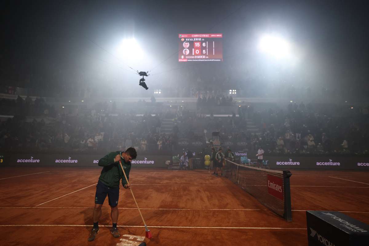 Meciul de la turneul de tenis de la Roma intreupt din cauza fumului de la finala Cupei Italiei la fotbal