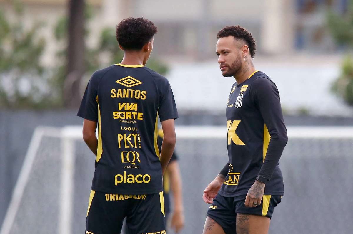 Neymar din nou in lumina reflectoarelor Motivul pentru care lar fi lovit pe Robinho Jr in timpul unui antrenament