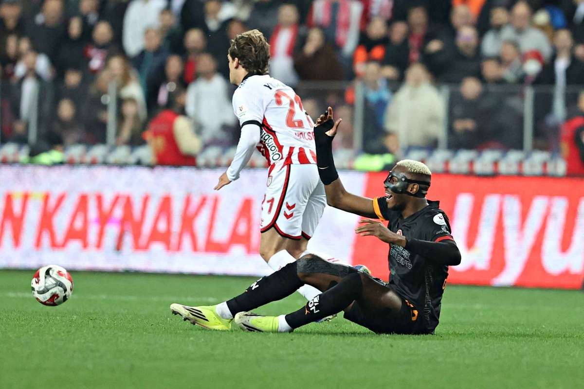 nebunie in turcia galata pierde fener castiga lupta pentru titlu se reincepe