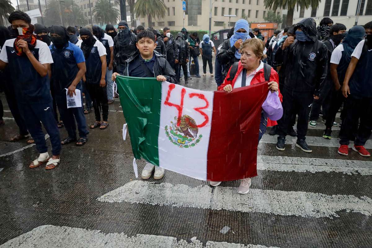Mii de protestatari impiedica accesul la stadionul meciului inaugural al Cupei Mondiale
