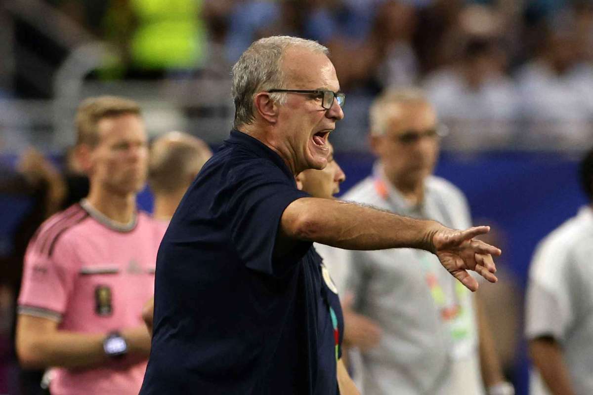 Selecționerul Uruguayului, Bielsa, povestește despre momentul awkward de la ședința foto FIFA. 2 Selecionerul Uruguayului Bielsa povesteste despre momentul awkward de la sedinta foto FIFA