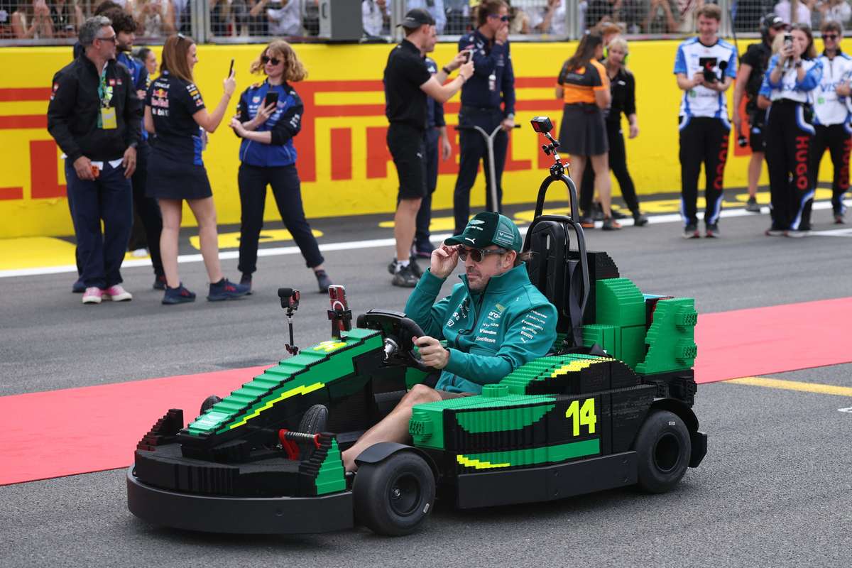 Alonso revine pe podium in Formula 1 folosind din nou monoposturi LEGO