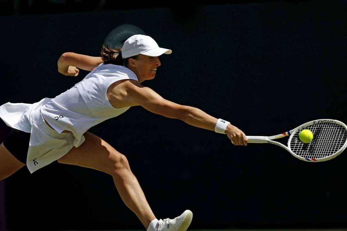 Iga Swiatek a invins un fost numar 1 mondial si s a calificat in turul al treilea la Wimbledon