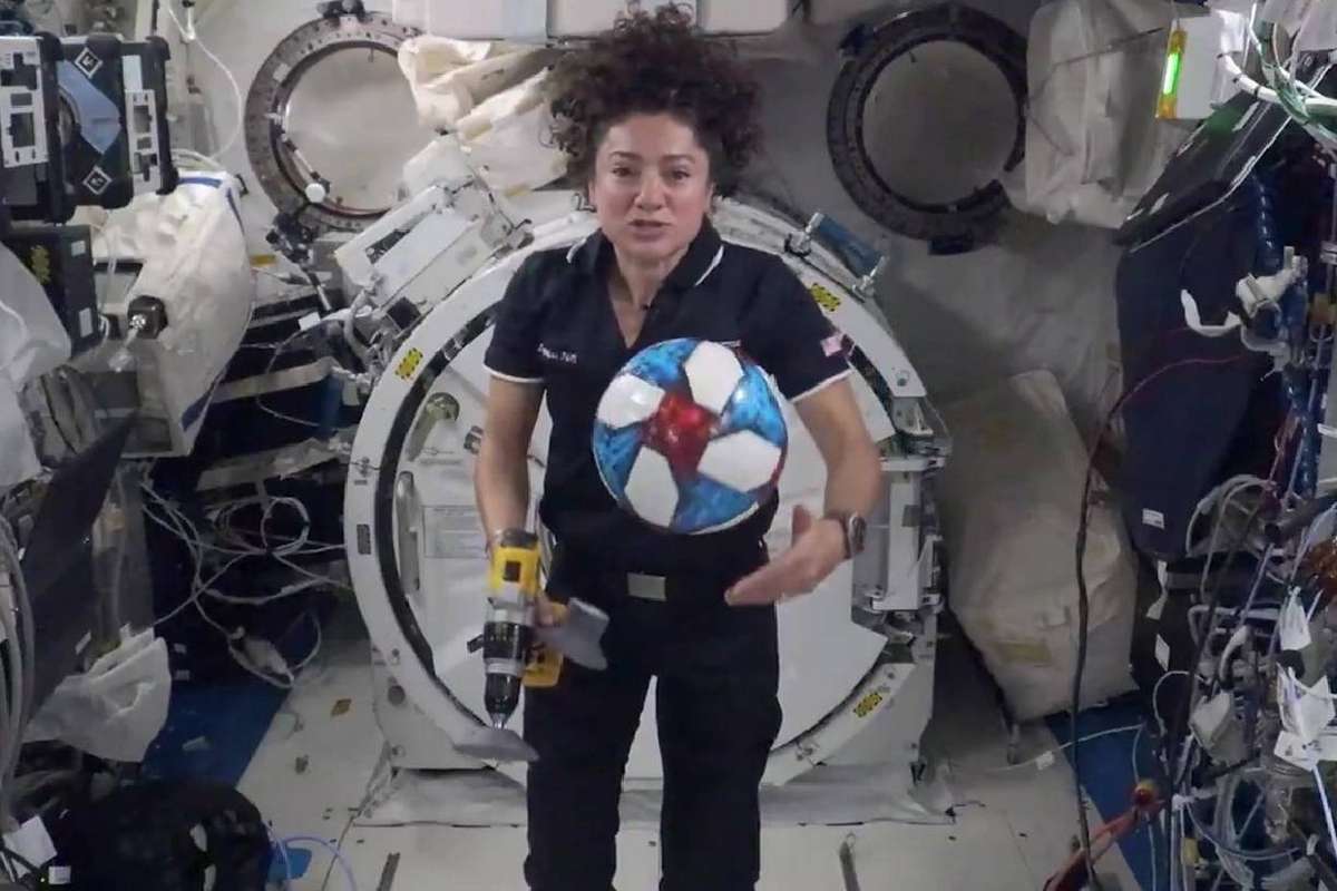NASA va trimite o minge de fotbal pe Luna daca echipa SUA castiga titul mondial