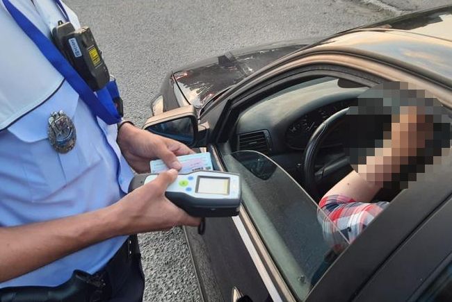 Politia obligata sa plateasca despagubiri unui barbat care a ramas fara permis dupa ce a folosit apa de gura