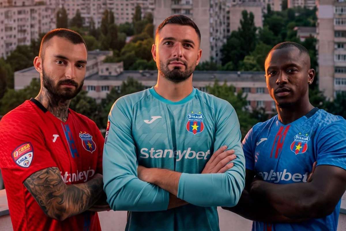 Steaua București și-a dezvăluit noile uniforme după schimbarea sponsorului tehnic. 3 Steaua Bucuresti si a dezvaluit noile uniforme dupa schimbarea sponsorului tehnic