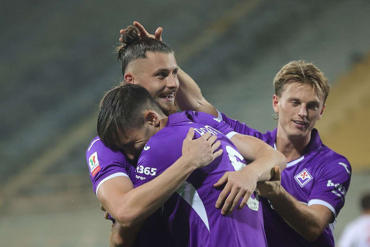 Asist si debut reusit pentru Dragusin Fiorentina avanseaza in Cupa Italiei Mastantuono a intrat pe teran dupa pauza